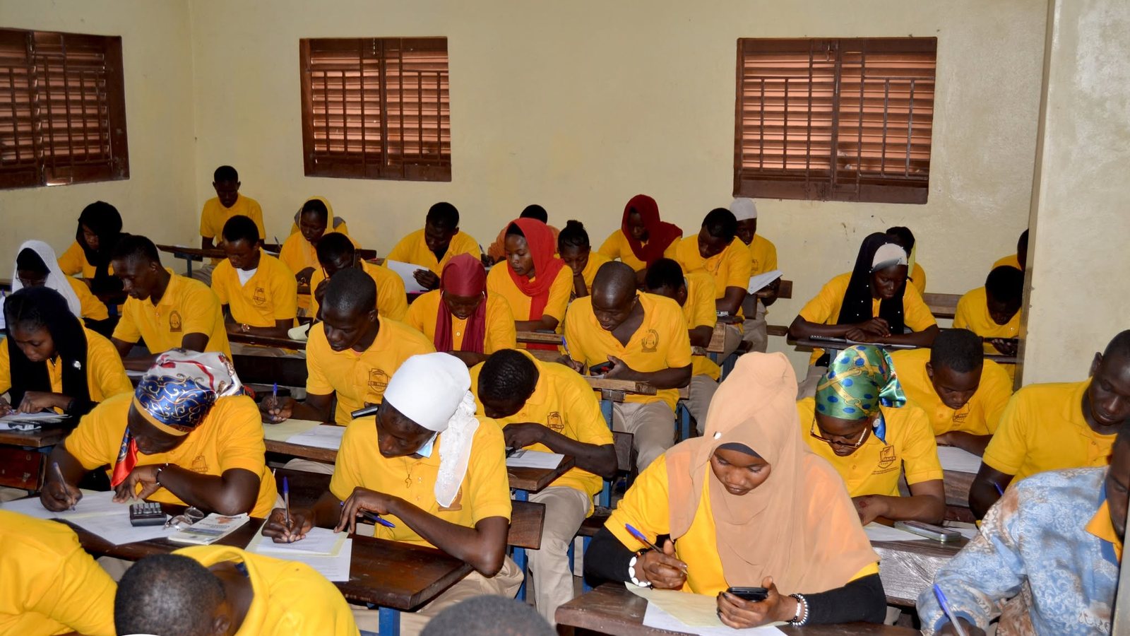 Élèves du CS-WAKA concentrés sur leur travail en classe