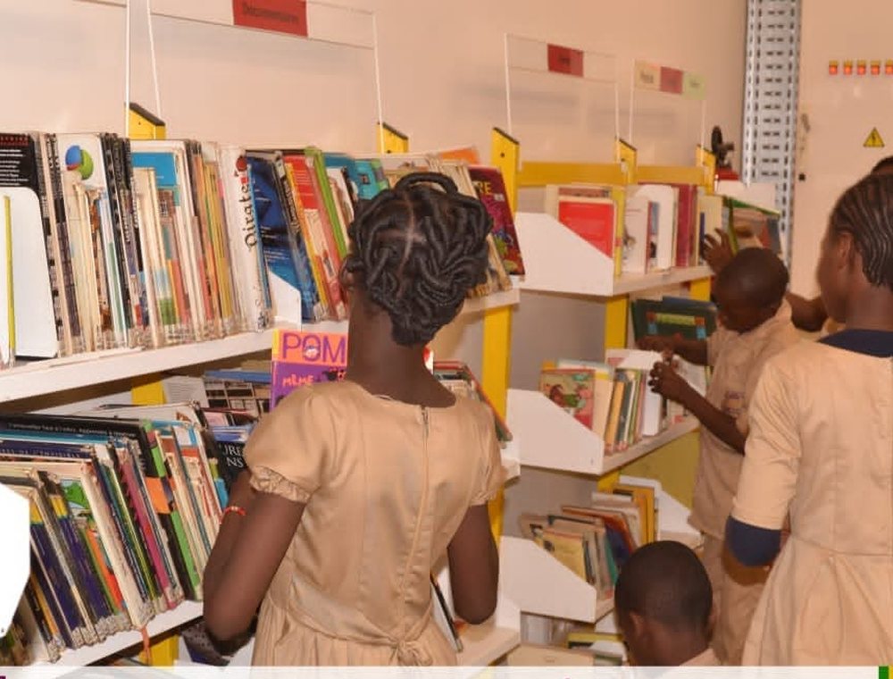 Élèves du CS-WAKA recherchant des ouvrages dans la bibliothèque