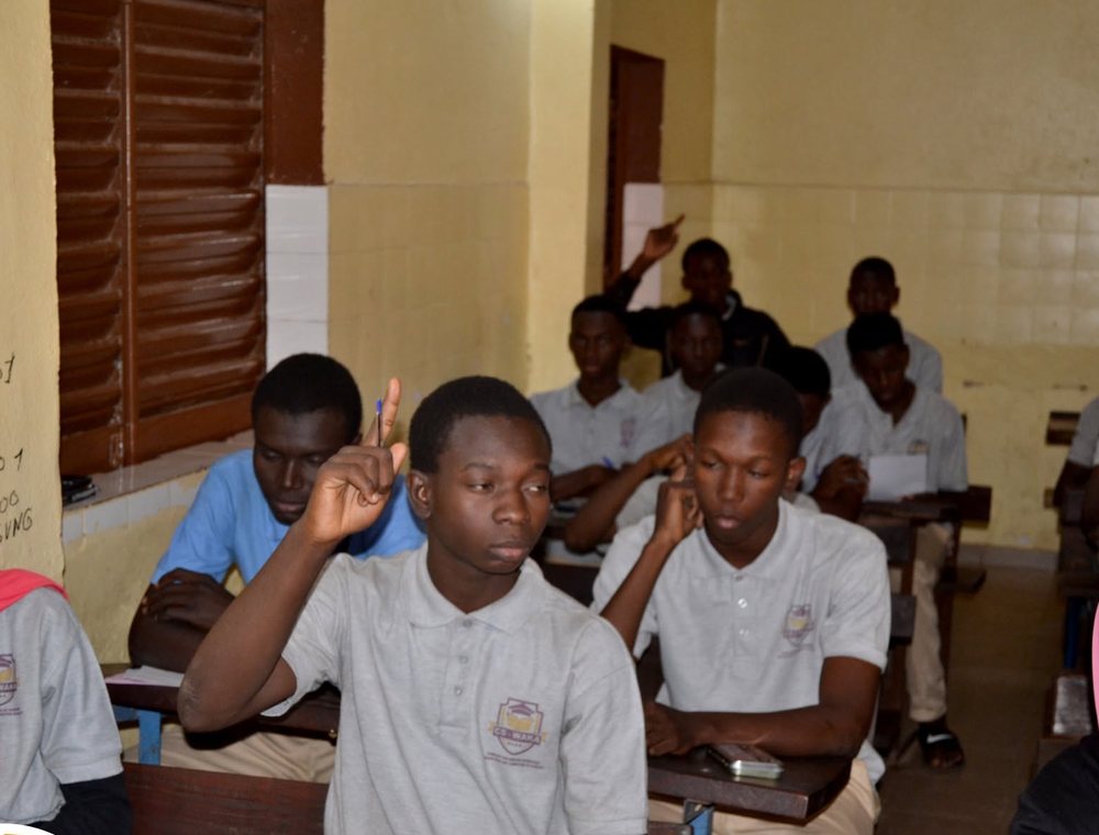 Élève du CS-WAKA participant à un échange en classe
