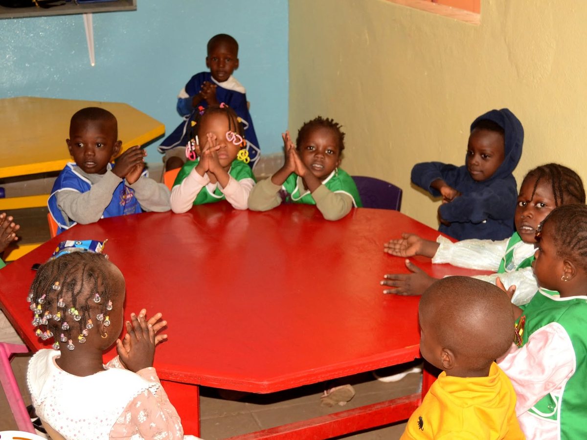 Enfants réunis autour d’une activité collective au Jardin d’enfants