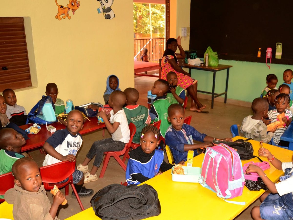 Enfants du Jardin d’enfants dans un espace de vie collectif