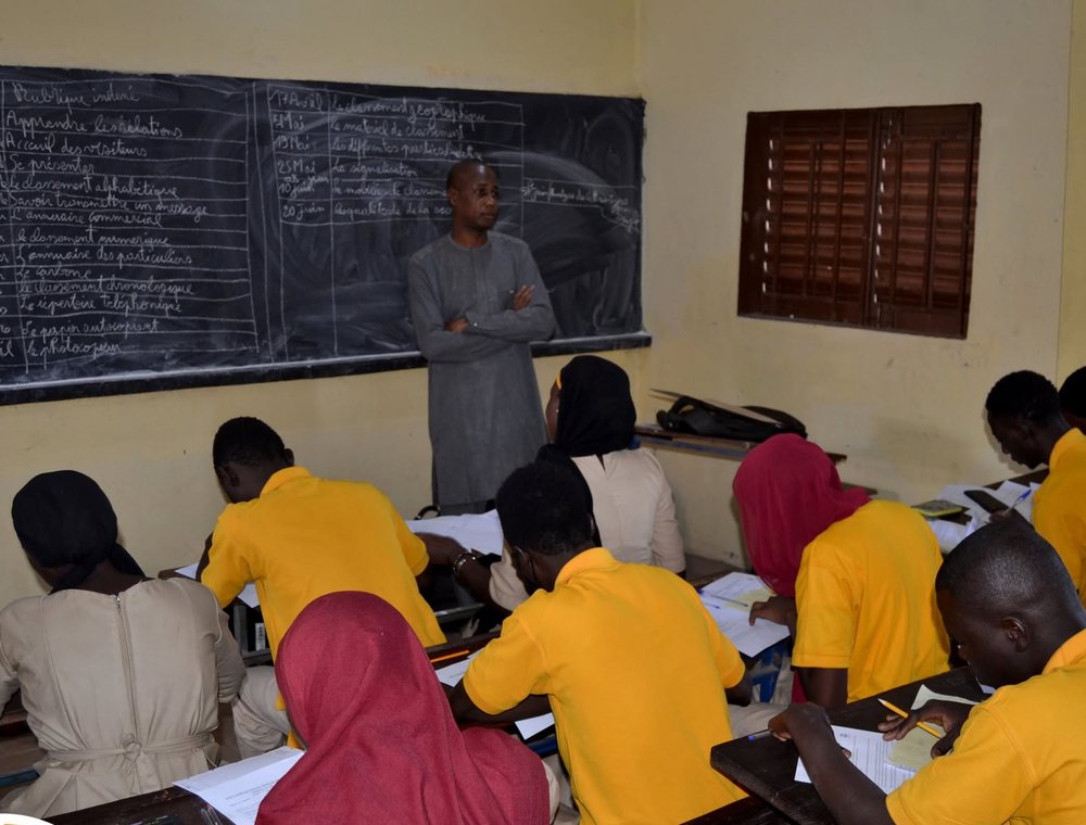 Élèves du CS-WAKA en situation de cours avec leur enseignant
