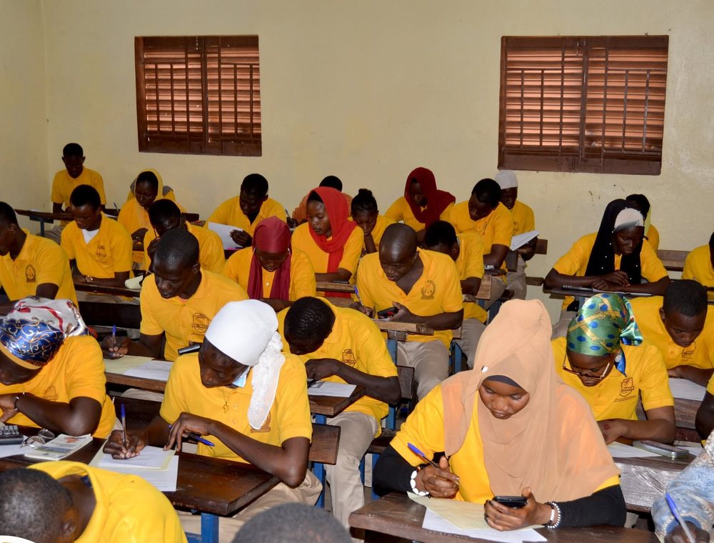 Élèves du CS-WAKA concentrés sur un travail en classe