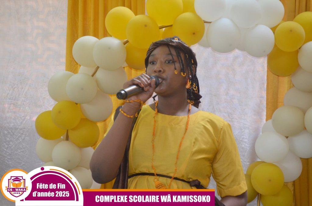 Animation au microphone lors d’un événement scolaire du CS-WAKA