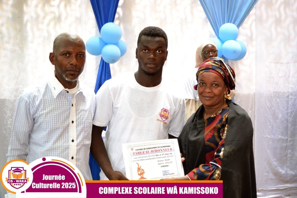 Remise d’un certificat lors d’une cérémonie au CS-WAKA