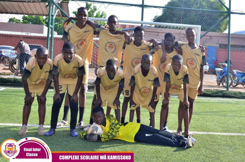 Équipe de football du CS-WAKA réunie sur le terrain