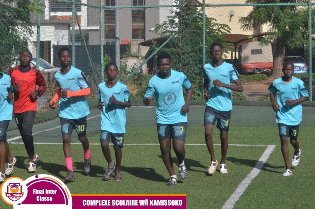 Groupe de joueurs du CS-WAKA sur le terrain